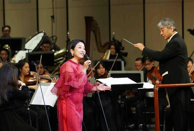 Actuación de la cantante My Linh en el evento. (Fuente: VNA)