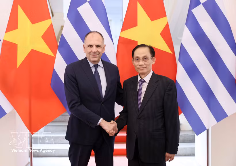 El ministro de Relaciones Exteriores de Vietnam, Le Hoai Trung, y su homólogo de Grecia, George Gerapetritis. (Fuente: VNA)