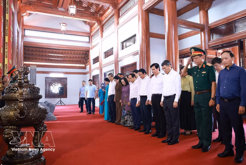 El primer ministro Le Minh Hung rinde homenaje a los héroes y mártires en el Cementerio de los Mártires de Lang Son. (Fuente: VNA)