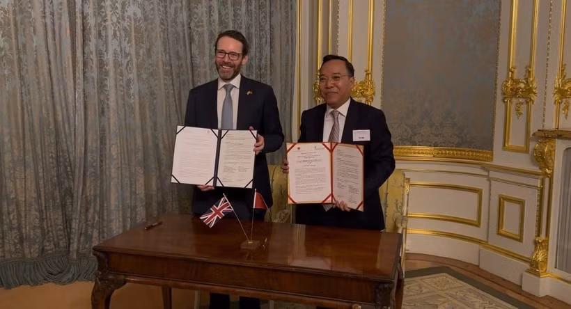 El viceministro de Industria y Comercio de Vietnam Nguyen Hoang Long y el embajador británico en Vietnam, Iain Frew, firmaron un memorando de entendimiento sobre cooperación en materia de energías limpias. (Foto: VNA)