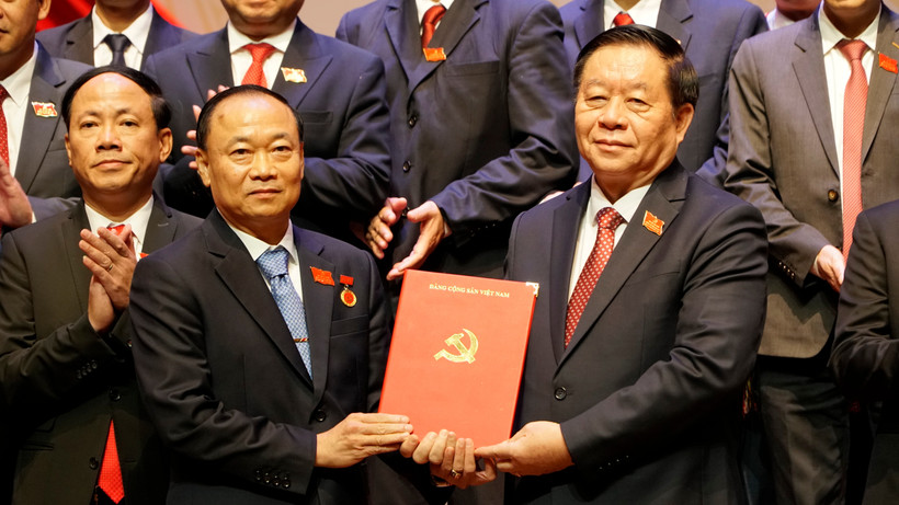 El miembro del Buró Político, secretario del Comité Central del PCV y jefe de su Comisión de Propaganda, Educación y Movilización de Masas, Nguyen Trong Nghia, entrega la decisión de nombrar al camarada Thai Dai Ngoc como secretario del Comité del Partido de Gia Lai para el mandato 2025-2030. (Foto: VNA)