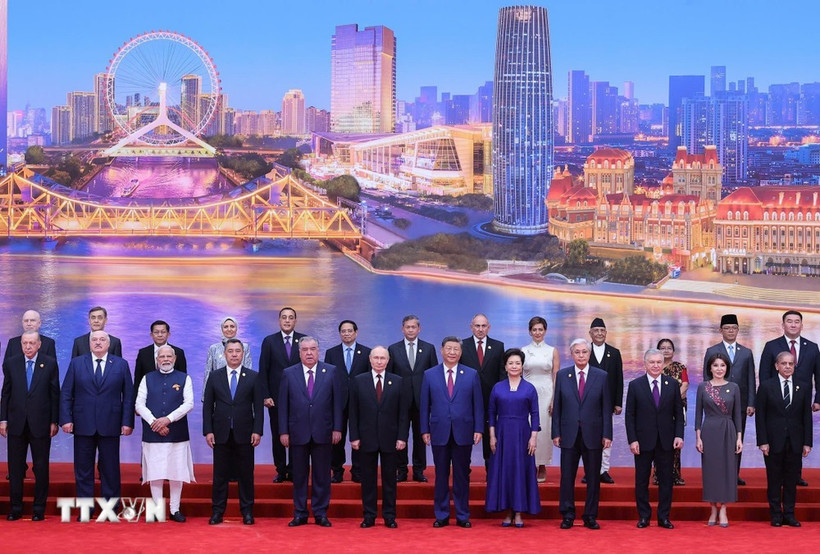 El secretario general del Partido Comunista y presidente de China, Xi Jinping, el primer ministro vietnamita, Pham Minh Chinh, y delegados en la Cumbre de la Organización de Cooperación de Shanghái (OCS) 2025 toman una foto de recuerdo. (Fuente: VNA)