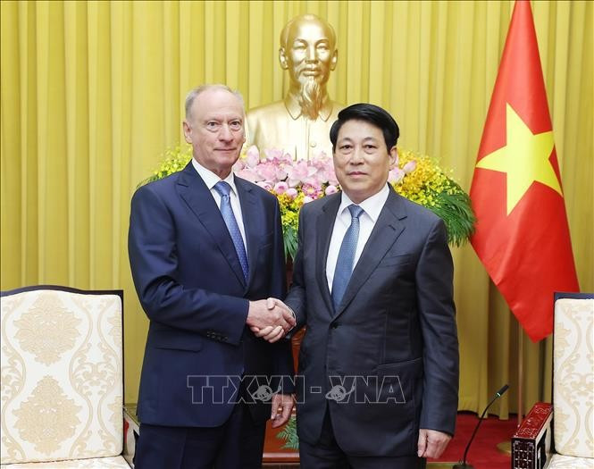 El presidente de Vietnam, Luong Cuong, recibe a Nikolai Patrushev, asistente del Presidente de Rusia y titular del Consejo Marítimo de la Federación. (Fuente: VNA)