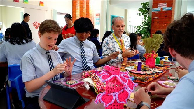 Alumnos del ISB experimentan con las técnicas tradicionales vietnamitas de bordado a mano. (Foto: VNA)