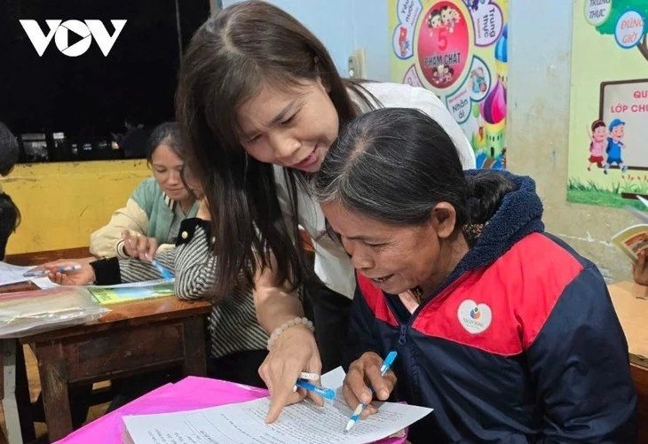 La mayoría de los estudiantes de la clase de de alfabetización en Duc Co son personas mayores. (Fuente: vovworld.vn)