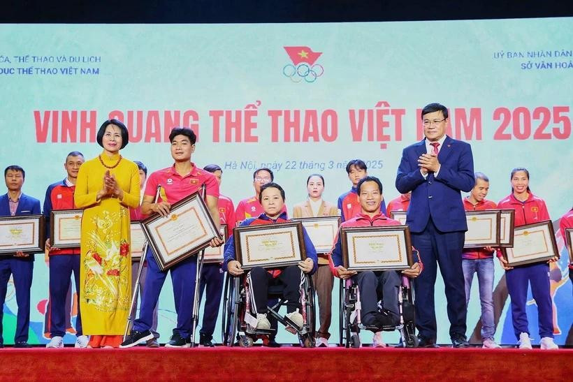Atletas, entrenadores y equipos destacados recibieron Certificados de Mérito del Comité Olímpico de Vietnam. (Foto: VNA)
