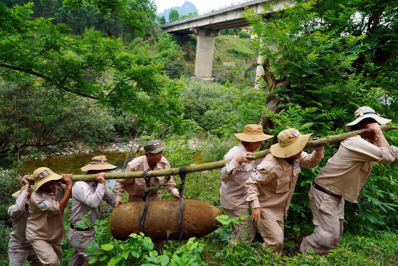 El equipo móvil de desactivación de minas del MAG transporta la bomba M117, con un peso de 360 kilogramos. (Fuente: VNA)