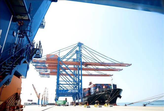 Buque nodriza internacional de 200.000 toneladas de peso muerto que transporta mercancías de importación y exportación atraca en el puerto de Gemalink. (Foto: VNA)