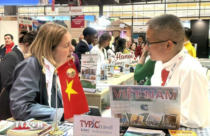 Clientes buscan informaciones sobre los destinos turísticos de Hanoi, y otras localidades de Vietnam. (Foto: VNA)