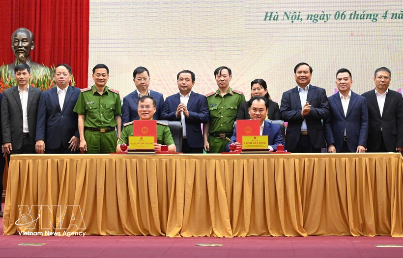 En la firma. (Fuente: VNA)