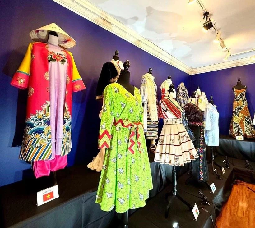 El traje Nhat Binh forma parte de una colección especial del diseñador Cao Minh Tien (Foto: VNA)