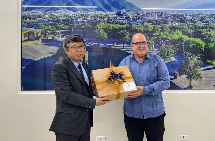 Rubén Zardoya, Rector de la Universidad Emiliano Zapata, entrega un souvenir al Embajador de Vietnam en México, Nguyen Van Hai. (Fuente: VNA)