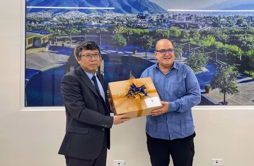 Rubén Zardoya, Rector de la Universidad Emiliano Zapata, entrega un souvenir al Embajador de Vietnam en México, Nguyen Van Hai. (Fuente: VNA)