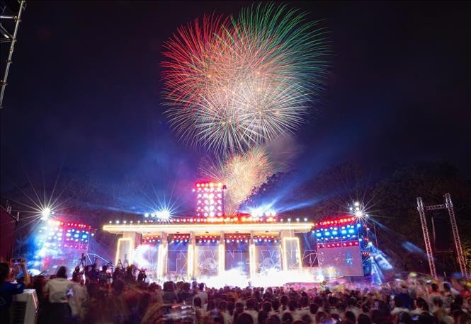 El brillante espectáculo de fuegos artificiales iluminó el cielo del Parque Thong Nhat, Hanoi, celebrando el 50 aniversario de la Liberación del Sur y la Reunificación Nacional. (Foto: VNA)