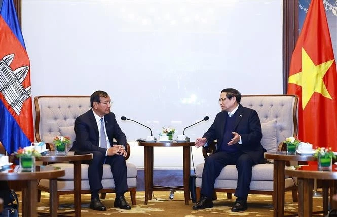 El primer ministro Pham Minh Chinh recibió al vicepremier y ministro de Asuntos Exteriores y Cooperación Internacional de Camboya, Prak Sokhonn. (Fuente: VNA)