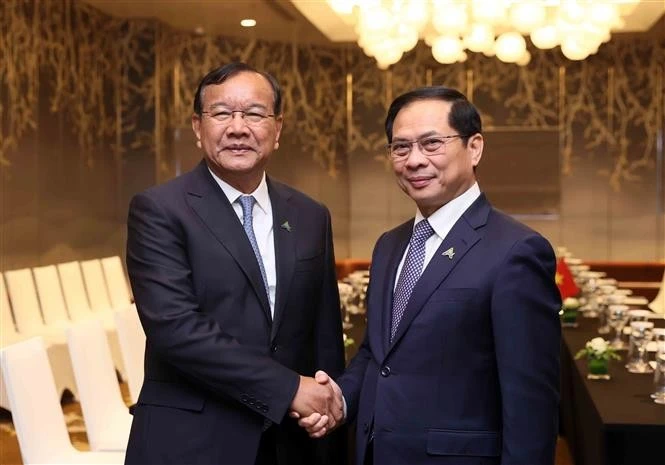 El vicepremier y ministro de Relaciones Exteriores de Vietnam, Bui Thanh Son, se reunió con su homólogo camboyano, Prak Sokhonn. (Fuente: VNA)