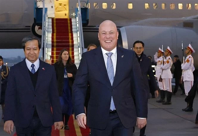 El ministro de Educación y Formación, Nguyen Kim Son, y el vicecanciller Do Hung Viet, recibieron al primer ministro de Nueva Zelanda, Christopher Luxon, en el Aeropuerto Internacional de Noi Bai. (Fuente: VNA)