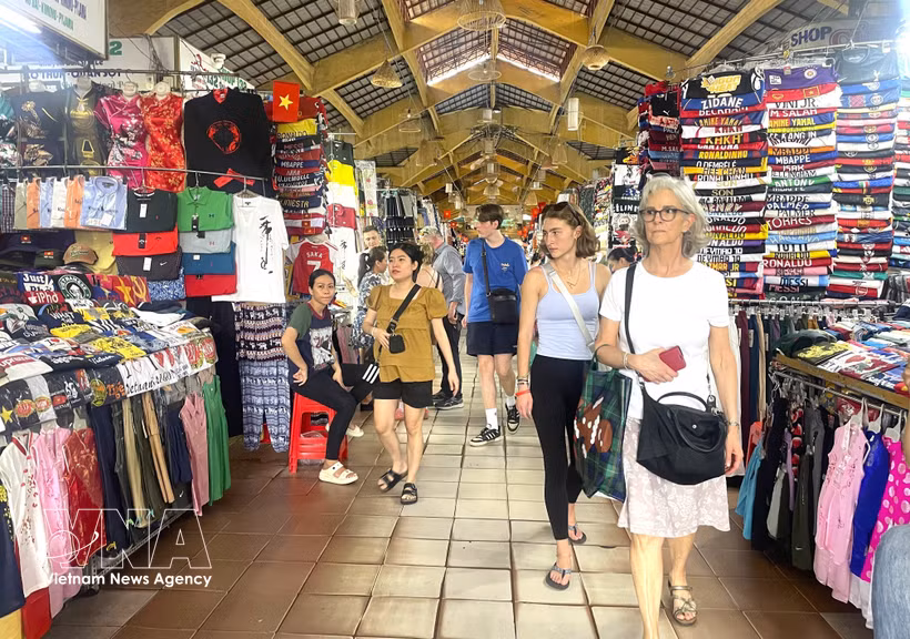 El mercado Ben Thanh (Ciudad Ho Chi Minh) atrae a un gran número de turistas nacionales e internacionales. (Fuente: VNA)