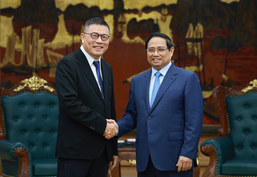 El primer ministro de Vietnam, Pham Minh Chinh, recibe a Hong Tianzhu, presidente del Grupo Texhong de China. (Fuente: VNA)
