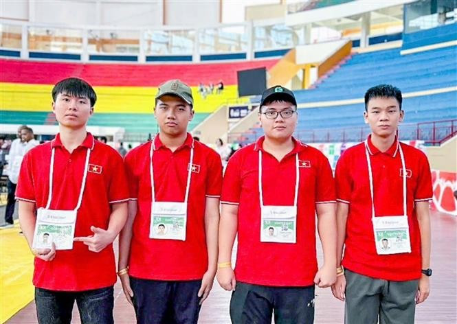 Los cuatro estudiantes vietnamitas participantes en la Olimpiada Internacional de Informática (IOI) de 2025. (Fuente: VNA)