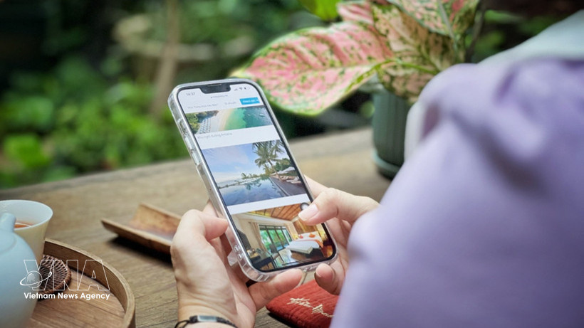 Con solo un teléfono inteligente, los viajeros pueden buscar y reservar una variedad de servicios de viaje para explorar. (Fuente: VNA)