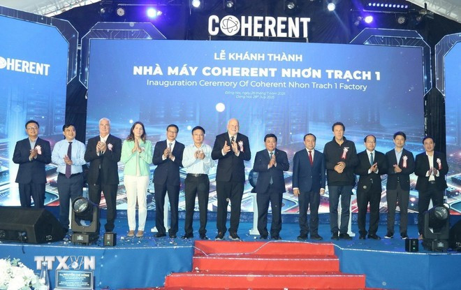 El viceprimer ministro vietnamita Nguyen Chi Dung y delegados en la inauguración. (Fuente: VNA)