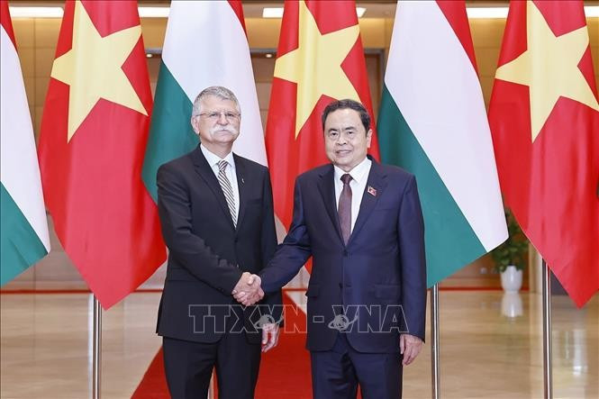 El presidente de la Asamblea Nacional de Vietnam, Tran Thanh Man, sostiene conversaciones con su homólogo húngaro, Kover Laszlo. (Fuente: VNA)