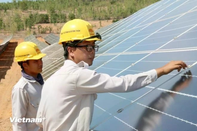 Instalación de placas solares en tejado. (Fuente: VNA)