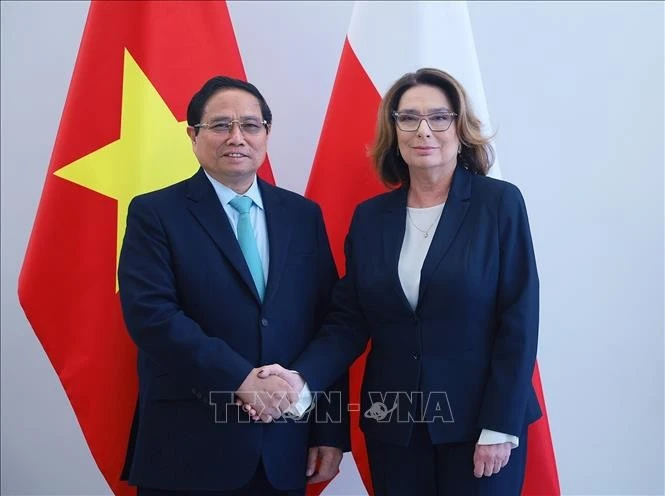 El primer ministro vietnamita, Pham Minh Chinh, sostuvo un encuentro de trabajo con la presidenta del Senado de Polonia, Malgorzata Kidawa-Blonska. (Fuente: VNA)