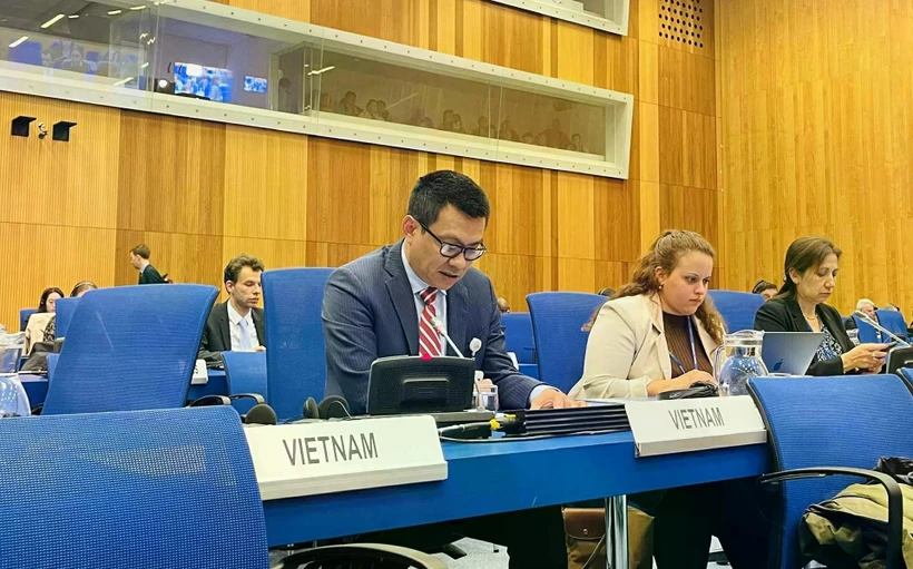 El embajador Vu Le Thai Hoang, representante permanente de Vietnam ante la ONU y organizaciones internacionales en Viena, Austria, habla en el evento. (Fuente: VNA)