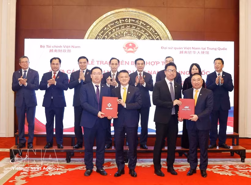 En la firma de acuerdos de cooperación entre empresas vietnamitas y chinas. (Foto: VNA)