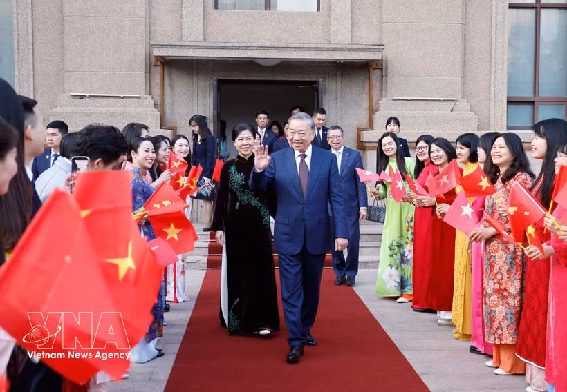 El secretario general del Partico Comunista y presidente de Vietnam, To Lam y su esposa se reúnen con funcionarios y personal de la Embajada de Hanoi en China, así como con representantes de la comunidad connacional en ese país. (Foto: VNA)