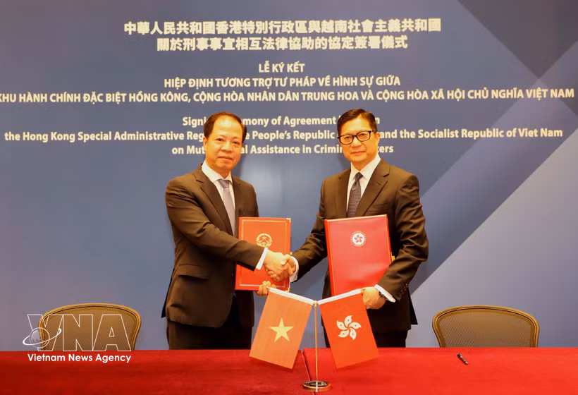 El vicepresidente de la Fiscalía Suprema Popular de Vietnam, Tran Hai Quan, y el director del Departamento de Seguridad de Hong Kong, Tang Ping Keung, en la firma. (Fuente: VNA)