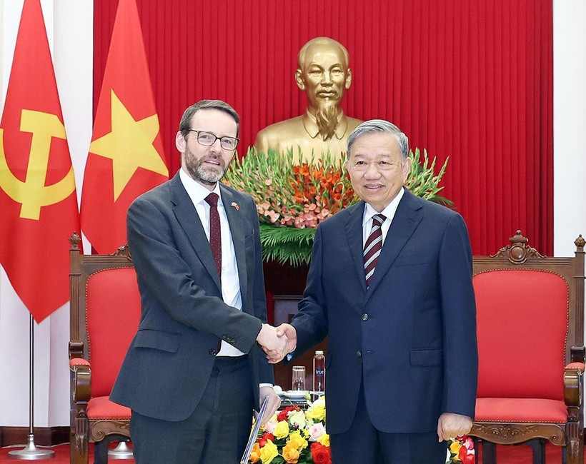 El secretario general del Partido Comunista de Vietnam (PCV), To Lam, recibe al embajador de Reino Unido en el país, Iain Frew, el 17 de octubre. (Fuente: VNA)