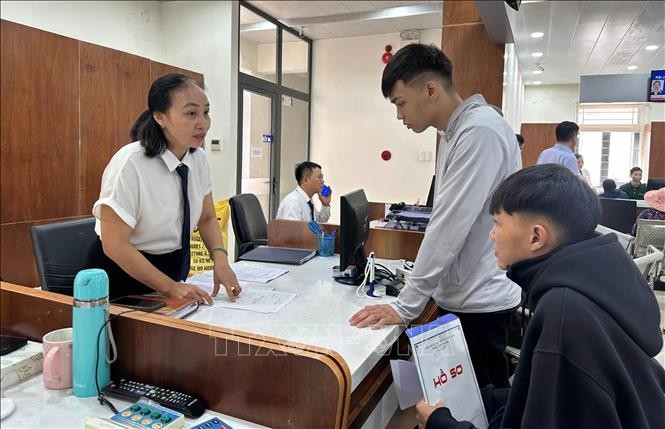 Funcionarios del Centro de Administración Pública del Distrito de Tam Ky, en la ciudad de Da Nang, guían a los ciudadanos en los trámites. (Foto: VNA)