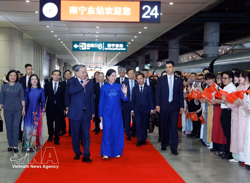 Ceremonia de despedida del secretario general del Partido Comunista de Vietnam y presidente del país, To Lam y su esposa, en la estación Nanning Este, ciudad de Nanning. (Foto: VNA)