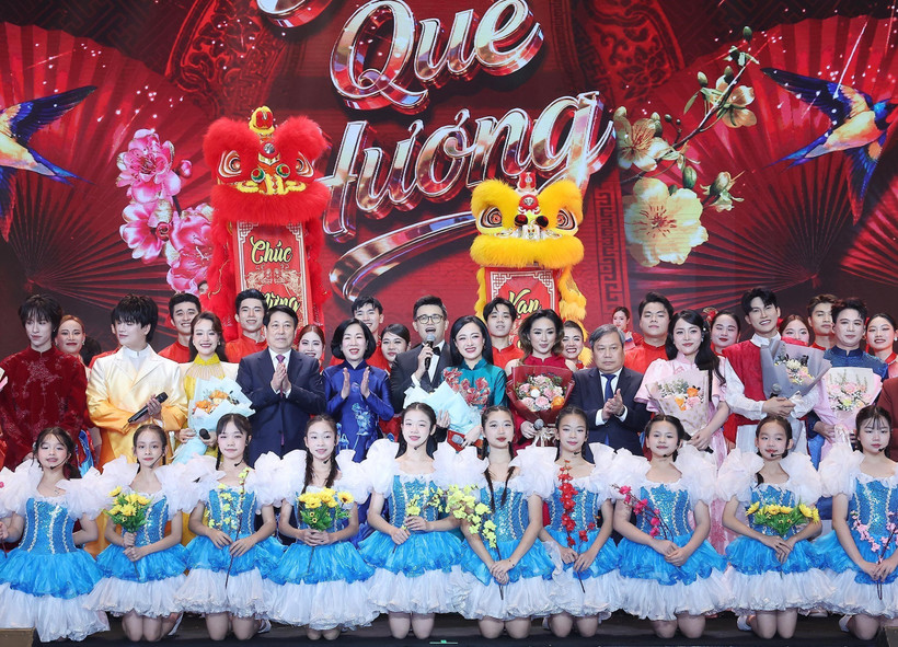 El presidente Luong Cuong, su esposa y delegados en el Programa Especial de Arte de la Patria de Primavera 2026. (Foto: VNA)