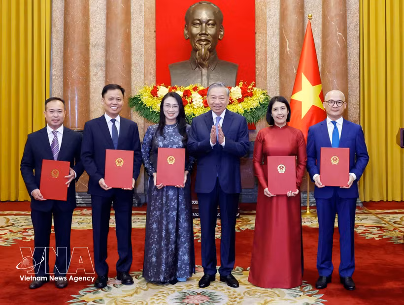 El secretario general del Partido Comunista de Vietnam y presidente del país, To Lam, y los embajadores recién nombrados en el extranjero. (Fuente: VNA)