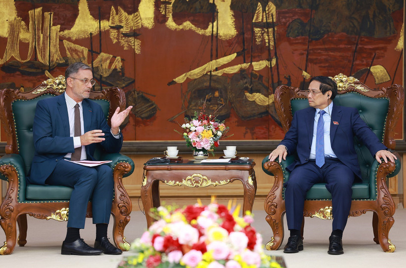 El primer ministro Pham Minh Chinh recibe al embajador de Francia en Vietnam, Olivier Brochet. (Fuente: VNA)
