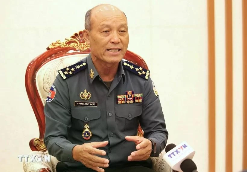 El general Sao Sokha, vicecomandante en jefe del Ejército Real de Camboya (RCAF) y comandante de la Gendarmería, en la entrevista. (Fuente: VNA)