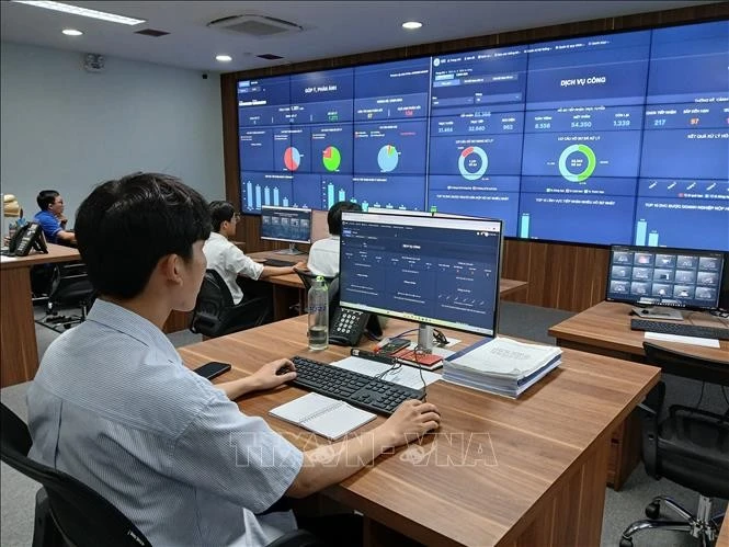 Monitorean la recepción de solicitudes en línea y del progreso de su procesamiento en el Centro de Operaciones y Monitoreo Inteligente (COI) de la ciudad de Da Nang. (Fuente: VNA)