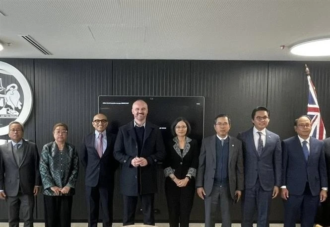 El embajador de Vietnam en Australia, Pham Hung Tam (tercero desde la derecha), en una sesión de trabajo con el primer ministro del Territorio de la Capital Australiana, Andrew Barr. (Foto: VNA)