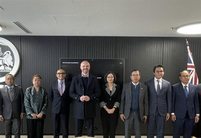 El embajador de Vietnam en Australia, Pham Hung Tam (tercero desde la derecha), en una sesión de trabajo con el primer ministro del Territorio de la Capital Australiana, Andrew Barr. (Foto: VNA)