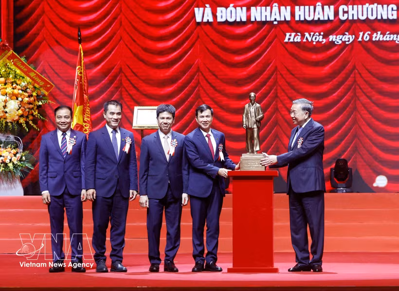 El secretario general del Partido Comunista y presidente de Vietnam, To Lam, entrega una estatua del Presidente Ho Chi Minh a la Universidad Nacional de Hanoi. (Fuente: VNA)