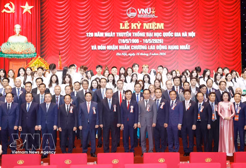 El secretario general del Partido Comunista y presidente de Vietnam, To Lam, y delegados en el acto conmemorativo de 120 aniversario de la fundación de la Universidad Nacional de Hanoi. (Fuente: VNA)