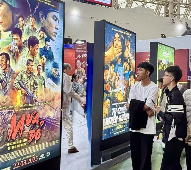 Visitantes disfrutan de la sección de cine en la Feria de Otoño. (Fuente: VNA)