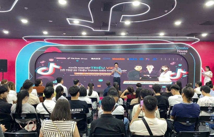 El proyecto comunitario “Alfabetización digital para todos– Aprendamos juntos sobre IA” ha atraído a cerca de ocho mil jóvenes de todo Vietnam. (Fuente: nhandan.vn)