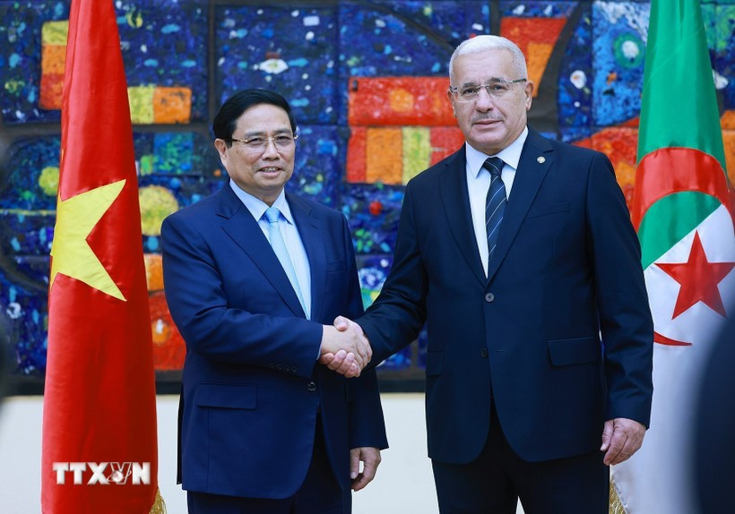 El primer ministro vietnamita, Pham Minh Chinh, se reúne con el presidente de la Asamblea Nacional Popular (APN) de Argelia, Ibrahim Boughali. (Fuente: VNA)