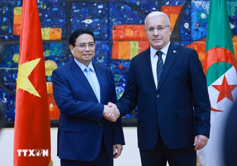 El primer ministro vietnamita, Pham Minh Chinh, se reúne con el presidente de la Asamblea Nacional Popular (APN) de Argelia, Ibrahim Boughali. (Fuente: VNA)