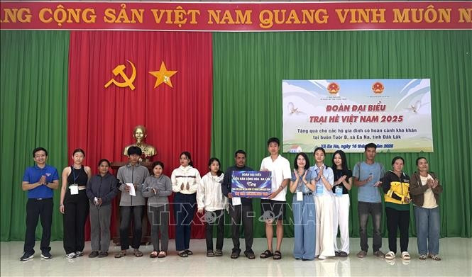 Estudiantes vietnamitas en la República de Polonia entregan donaciones a personas en situación difícil en la provincia de Dak Lak. (Foto: VNA)